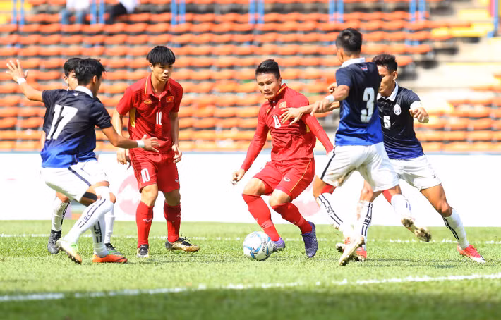 U22 Việt Nam nhập cuộc không được như ý do U22 Campuchia chủ động đá phòng ngự số đông, đá áp sát quyết liệt.