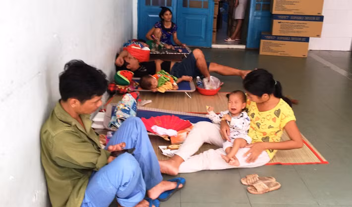 Chị Cao Thị Kiều Hoa (27 tuổi, quê Quãng Ngãi) thổ lộ “Tôi và những bệnh nhân ở đây đều đã quá mệt mỏi chỉ cầu mong điều trị sớm để về nhà chứ tình trạng quá tải như thế này tôi còn không chịu nổi huống chi là trẻ nhỏ”.