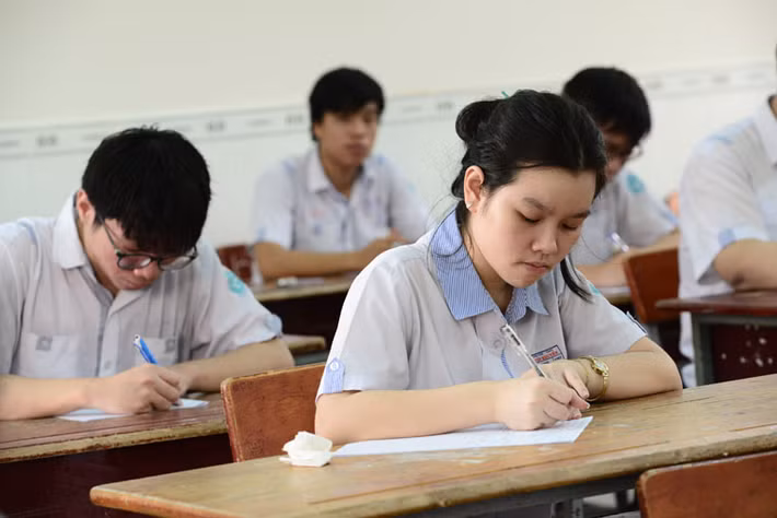 Đúng 7h30 sáng sáng nay 25/6, gần 913 nghìn thí sinh dự thi THPT Quốc gia 2018 trên khắp mọi miền đất nước đã chính thức bắt đầu làm bài thi môn Ngữ văn