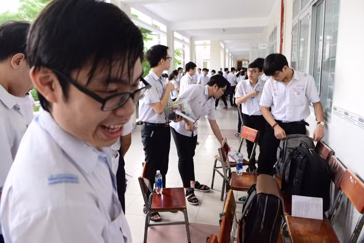 Nét tự tin, háo hức của các thí sinh tại một điểm thi ở TP HCM khi làm thủ tục bước vào phòng thi.