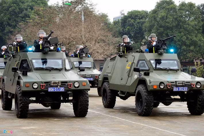 Xe S5 vỏ thép chống đạn có khả năng vượt chướng ngại vật, di chuyển nơi ngập nước sâu.