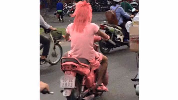 Ai cũng phải ngước nhìn anh.