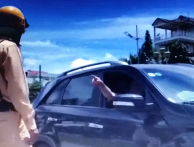 Những ngày vừa qua, thông tin về vụ việc Trung tướng quân đội đã về hưu - ông Võ Văn Liêm xúc phạm một chiến sỹ cảnh sát giao thông (CSGT) khi được yêu cầu dừng xe vì chạy quá tốc độ đã gây xôn xao dư luận. Trong clip được người dân ghi lại, ông Liêm tỏ thái độ không tuân thủ và liên tục dùng lời lẽ thô tục với lực lượng CSGT. Người này còn rút ra "thẻ ngành" và lớn tiếng dọa nạt sẽ cho cán bộ CSGT "mất việc". Ảnh cắt từ video.