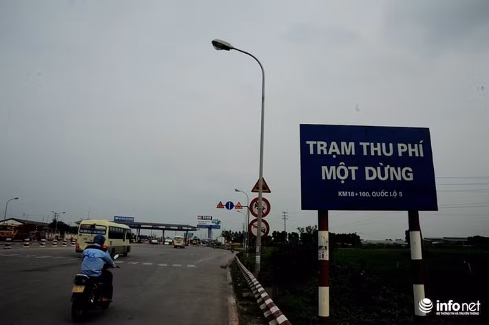 Chiều nay (6/9), Trạm thu phí BOT Văn Lâm, Hưng Yên tiếp tục xảy ra tình trạng ùn tắc do nhiều lái xe sử dụng tiền lẻ để mua vé.