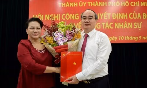 Sáng 10/5, Bộ Chính trị đã trao quyết định phân công ông Nguyễn Thiện Nhân - Ủy viên Bộ Chính trị, Chủ tịch Ủy ban T.Ư MTTQ Việt Nam làm Bí thư Thành ủy TP Hồ Chí Minh. Ảnh: Tuổi Trẻ.