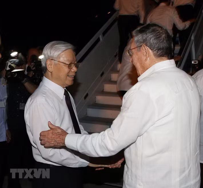 Bí thư Thứ nhất Ban Chấp hành Trung ương Đảng Cộng sản Cuba, Chủ tịch Hội đồng Nhà nước và Hội đồng Bộ trưởng Cộng hòa Cuba Raul Castro Ruz ra sân bay tiễn Tổng Bí thư Nguyễn Phú Trọng.