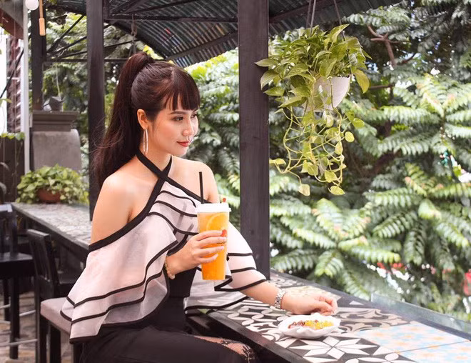 Đặc biệt, sau khi kết hôn, từ một cô nàng dễ thương, Huyền Lizzie cũng thay đổi hình tượng sang cá tính và quý phái. Từ đây, cô nàng liên tục xuất hiện bên những món đồ hiệu và cuộc sống viên mãn khiến nhiều người ngưỡng mộ. Ảnh: Helino.