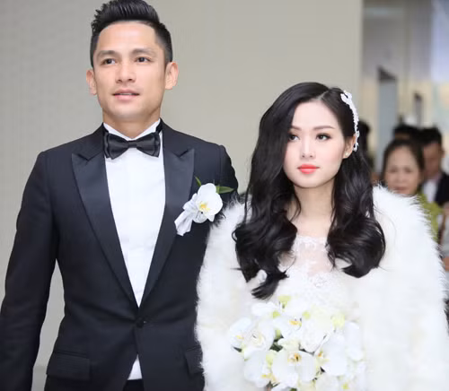 Sau ồn ào tình cảm với anh trai ca sĩ Bảo Thy hồi tháng 7/2014, Tâm Tít tạm dừng mọi hoạt động nghệ thuật và bất ngờ lên xe hoa với doanh nhân Ngọc Thành vào tháng 1/2015. Trong đám cưới, chàng doanh nhân trẻ đã mạnh tay chi 500 triệu đồng chỉ dành riêng cho việc trang trí. Cô dâu Tâm Tít cũng được chồng tới rước trên chiếc xế hộp đắt tiền. Ảnh: Vietnamnet.