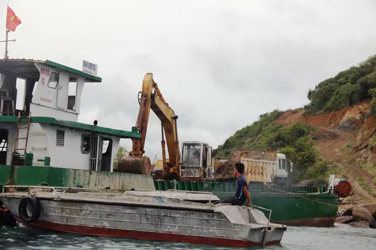 Theo phản ánh, chủ đầu tư dự án đã cho đổ đá, lấn, lấp vịnh Nha Trang gần 1,3 ha. Ngày 12/10/2017, UBND tỉnh Khánh Hòa ra quyết định xử phạt 175 triệu đồng, đồng thời yêu cầu chủ đầu tư phục hồi nguyên trạng trước ngày 16/10/2017. Tuy nhiên, sau 5 tháng chủ đầu tư không khắc phục sai phạm. Phần lấn, lấp vịnh Nha Trang vẫn còn nguyên. Ảnh: NLĐ.