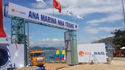  6. Dự án Công viên bến du thuyền Quốc tế Dự án Công viên bến du thuyền Quốc tế của Công ty TNHH Ana Marina Nha Trang được kết luận là "việc thi công nằm trong phạm vi phương án quy hoạch kiến trúc và quyết định giao đất, cho thuê đất đã được UBND tỉnh phê duyệt, không san lấp ra ngoài ranh giới dự án". Ảnh: Gia Đình Việt Nam online.