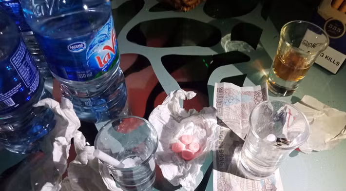 Qua kiểm tra, cơ quan chức năng phát hiện tại nhiều bàn của bar trên có gần 10 viên nén màu hồng nghi thuốc lắc và nhiều gói tinh thể nghi là ma túy dạng “hàng khay” .