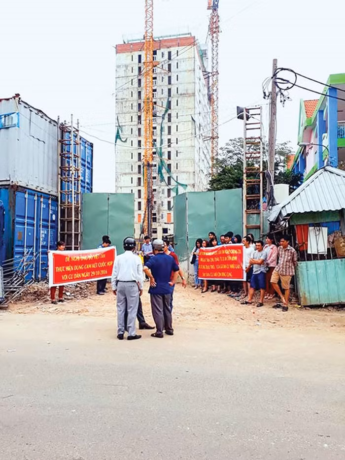 Ngoài ra, còn 16 sai phạm của Tân Bình Apartment khác như: không tổ chức nghiệm thu, phê duyệt hồ sơ thiết kế bản vẽ thi công; không kiểm tra xuất xứ nhãn mác hàng hóa, chứng nhận hợp chuẩn với vật liệu thi công; thu tiền của khách hàng vượt quá tỷ lệ hợp đồng theo quy định… Ảnh: Sài Gòn đầu tư.