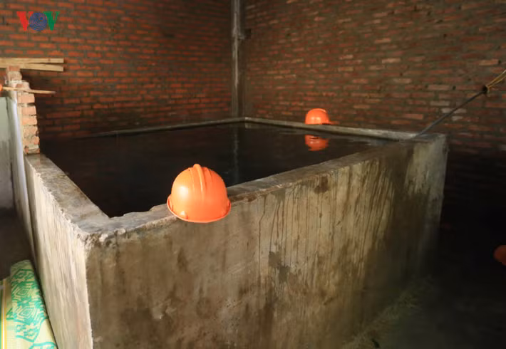 Nhưng tuyệt nhiên không được che đậy và môi trường này được các bác sĩ cảnh báo là nơi thuận lợi cho muỗi đẻ trứng trong bối cảnh dịch sốt xuất huyết đang bùng phát mạnh tại Hà Nội. (Từ đầu năm đến nay cả nước ghi nhận khoảng 60.000 ca bệnh sốt xuất huyết, 18 trường hợp tử vong, trong đó Hà Nội ghi nhận 6.699 ca bệnh, 4 người tử vong. Trong tuần từ 17-23/7, toàn TP Hà Nội ghi nhận 1.389 trường hợp mắc bệnh).