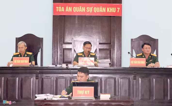 VKS quân sự còn xác định quá trình công tác, Đinh Ngọc Hệ đã mua bằng đại học, bảng điểm giả để kê khai hồ sơ cá nhân, qua đó được nâng lương, bổ nhiệm, phong quân hàm. Điểm khác biệt trong phiên tòa quân sự đó là HĐXX, VKS và thư ký đều mặc quân phục.