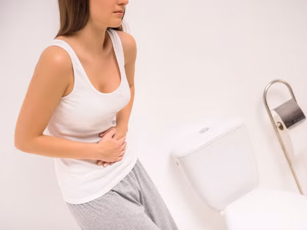 Đau bụng dưới: Gan của chúng ta nằm ở bụng dưới. Do chất béo dư thừa lưu trữ trong gan, gây sưng và gây ra đau ở bụng dưới. Đây là một số dấu hiệu điển hình của bệnh gan nhiễm mỡ. Ảnh: Boldsky.