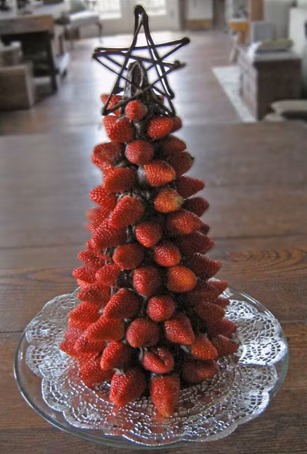 Cây thông Noel xinh xắn được làm từ socola và dâu tây. Ảnh: WD.