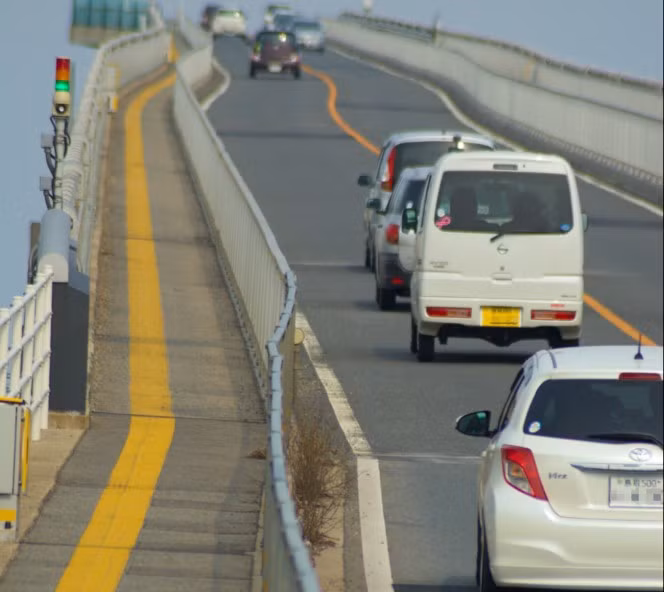 Được biết, sở dĩ cầu Eshima Ohashi được xây cao như vậy là để tạo điều kiện cho những con tàu lớn, có tải trọng trên 500 tấn có không gian, thoải mái qua lại dưới gầm cầu. (Nguồn Boredomtherapy)