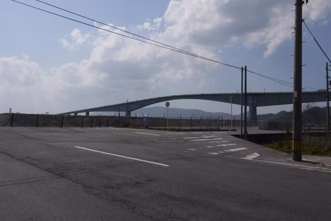 Tuy nhiên, trên thực tế, cầu Eshima Ohashi thực sự không nguy hiểm và đáng sợ như lời đồn. Các phương tiện lưu thông qua cây cầu này cũng khá thoải mái. Trong khi độ dốc cầu bình thường cho phép là dưới 10% thì độ dốc của cầu Eshima Ohashi về phía Matsue là 6,1% và bên còn lại là 5,1%, hoàn toàn ở ngưỡng cho phép và an toàn. (Nguồn Boredomtherapy)