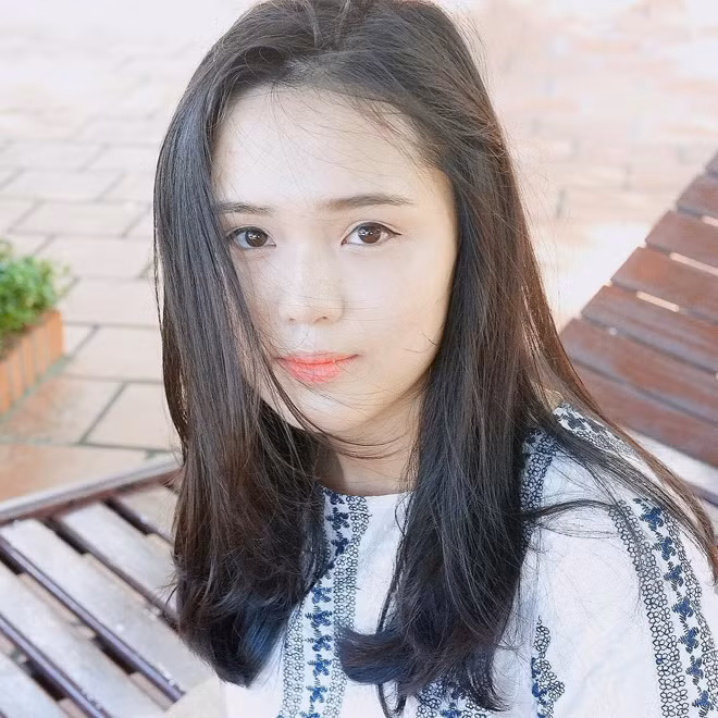 Cách Quỳnh Anh và bạn trai cầu thủ yêu nhau khiến nhiều người ghen tị. Không màu mè, không lố bịch nhưng vẫn cho thấy được sự gắn bó khăng khít. Quỳnh Anh chăm chỉ đến sân bóng cổ vũ bạn trai, trước những trận bóng quan trọng lại khích lệ bạn trai bằng những dòng status vừa hài hước, vừa tình cảm. Cô hiểu vị trí thi đấu của Duy Mạnh mình “thi đấu tốt thì là hoàn thành nhiệm vụ, còn nếu không rất dễ trở thành tội đồ” và vẫn luôn tự hào về tinh thần thi đấu của bạn trai cầu thủ.