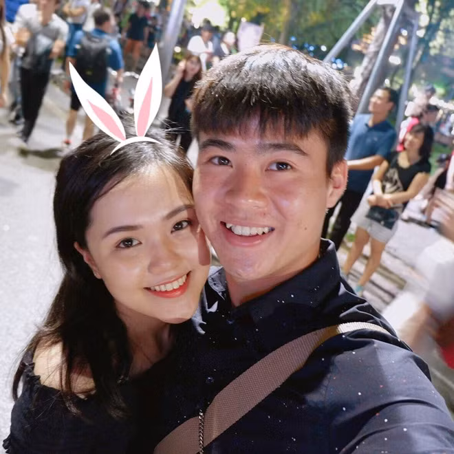 Quỳnh Anh sở hữu gương mặt xinh xắn, dễ thương và nụ cười tỏa nắng. Cô nàng là sinh viên ngành Luật của trường Học viện Ngoại giao Việt Nam và hiện kinh doanh online.