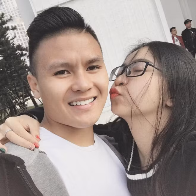 Trong những khoảnh khắc ở cạnh nhau được phóng viên vô tình chụp lại, người ta thường thấy cặp đôi nhìn nhau đắm đuối, cười hạnh phúc hoặc là lúc Nhật Lê chăm sóc cho bạn trai. Cô không ngần ngại công khai mối quan hệ này trên mạng xã hội nhưng không thể hiện tình yêu một cách “lố bịch” mà rất ý tứ.