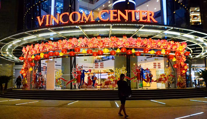 Vincom Center Nguyễn Chí Thanh ( Số 54A Nguyễn Chí Thanh, Đống Đa, Hà Nội) cũng đã được trang hoàng vô cùng lộng lẫy.