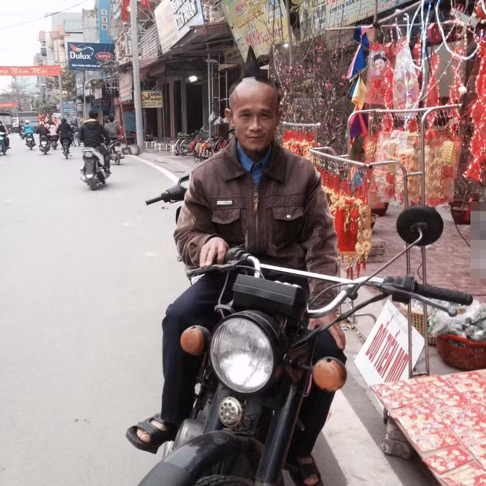 Không thua kém gì đám thanh niên, người đàn ông đứng tuổi này còn "cưa sừng làm nghé" với mái tóc dựng ngược đi chơi Tết cực ấn tượng.