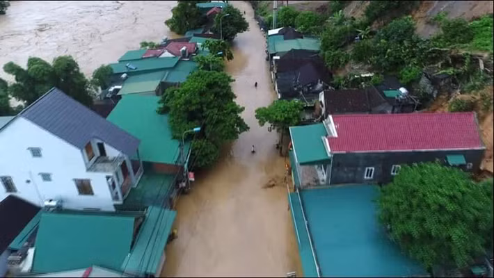 Flycam ghi lại hình ảnh thị trấn Mường Xén (huyện Kỳ Sơn) bị nước lũ bao vây: "Mưa lũ Kỳ Sơn. Đây là hình ảnh thị trấn huyện Kỳ Sơn, cần lắm những tấm lòng hảo tâm" - anh D.K.N bộc bạch trên trang cá nhân