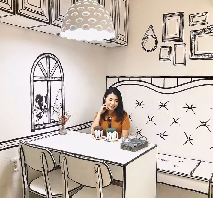 Tại phường Yeonman-dong, quận Mapo-gu ở Seoul, Hàn Quốc, có một quán cà phê độc đáo, chỉ cần bước chân vào đây, bạn sẽ khó lòng phân biệt được thật giả.