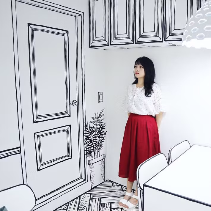 Từ thời điểm bước chân qua ngưỡng cửa của quán cà phê, khách hàng sẽ được chào đón bởi những dải màu đen trắng được dán, được sơn trên tất cả các đồ nội thất, tường, sàn, vật dụng...