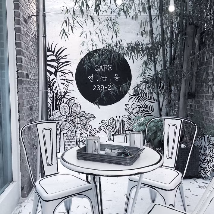 Được biết, quán cà phê mới mẻ này lấy cảm hứng từ bộ phim truyền hình ăn khách "W - Two Worlds", một bộ phim mà nhân vật chính bước vào thế giới truyện tranh và sống song song với thế giới thật.