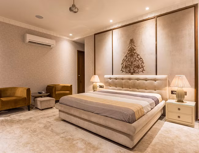 Các tác phẩm nghệ thuật độc đáo trên tường kết hợp đồ nội thất tối giản tạo ra một bầu không khí cân bằng và hài hòa.