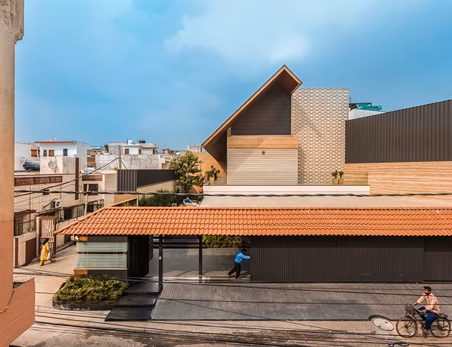 Tương phản với hình thái kiến trúc xung quanh, ngôi nhà với những hình khối độc đáo là kết quả của ý tưởng táo bạo.