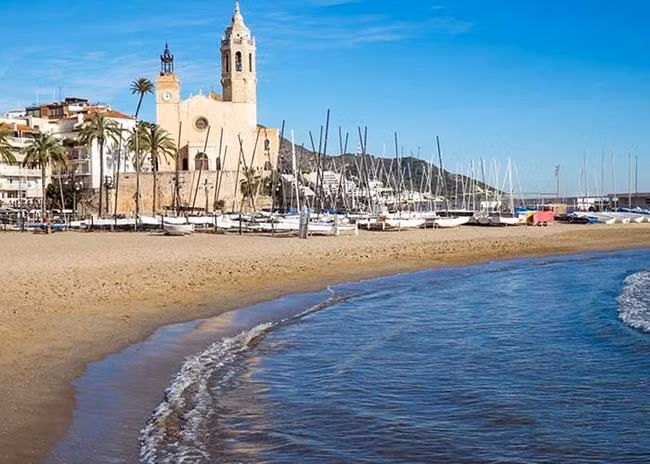 Khách sạn 4 sao nằm ngay gần bờ biển và thị trấn biển của Sitges, cách Barcelona 40km.