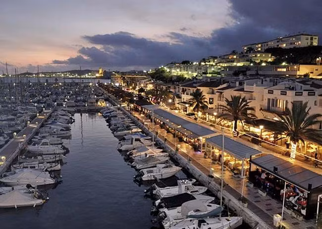 Khi hoàng hôn buông, khung cảnh ở thị trấn biển Sitges càng thêm thơ mộng.