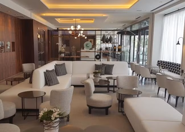 Phòng khách với tông màu sáng chủ đạo.