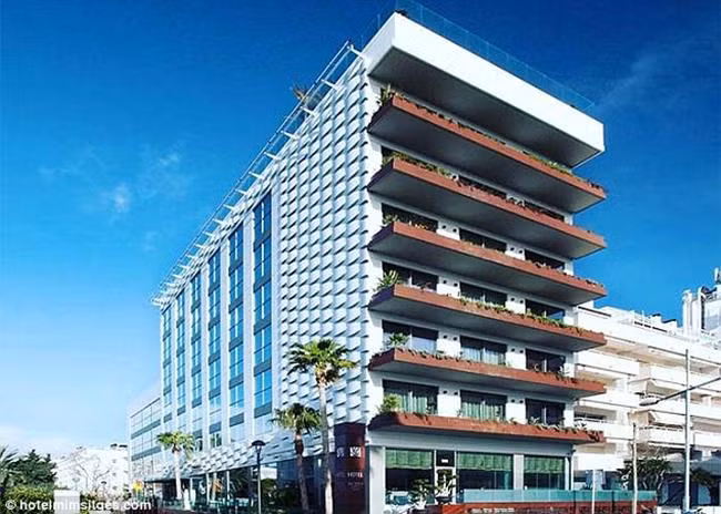  Khách sạn 4 sao này được Messi mua lại vào năm 2017 với mức giá 26 triệu bảng Anh (~ 787 tỷ đồng).