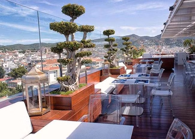 Nơi đây có sân thượng rộng lớn nhìn ra biển với “view” đẹp ngất ngây.