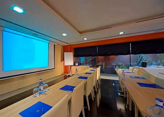 Phòng họp với đầy đủ trang thiết bị hiện đại.