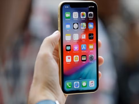 2. iPhone XR có màn hình lớn hơn bất kỳ iPhone tiêu chuẩn hay phiên bản Plus nào trước đó. Mặc dù iPhone XR có thể không lớn như 8 Plus, nhưng màn hình của máy lớn hơn. iPhone XR có màn hình LCD 6.1-inch, lớn hơn màn hình LCD 5.5 inch có trên bất kỳ mẫu iPhone Plus cũ nào. Tuy nhiên, màn hình của máy vẫn nhỏ hơn iPhone XS Max với màn hình OLED 6.5 inch.