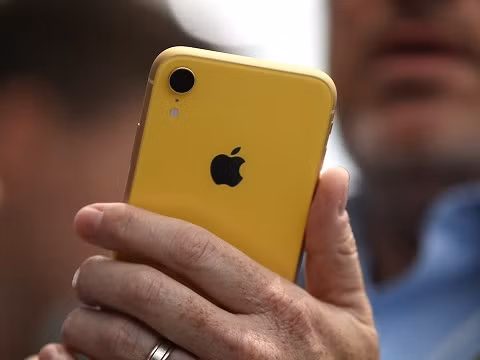 7. iPhone XR có camera tốt hơn đáng kể so với điện thoại giống như iPhone 6. Lý do đầu tiên quyết định mua iPhone XR chắc chắn là camera. Thiết bị này sở hữu nhiều lợi thế của iPhone X, iPhone XS, và iPhone XS Max, nhưng mức giá bán rẻ hơn và sử dụng ít ống kính hơn. Đối với những ai sử dụng một điện thoại được sản xuất các đây 4 hay 5 năm, đây sẽ là một thay đổi đáng chú ý. Thật vây, Geoffrey Fowler của tờ Washington Post đã thực hiện so sánh giữa iPhone 6 và iPhone XR, và những hình ảnh thu được chỉ ra sự khác biệt lớn.