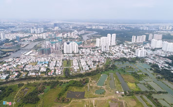 Khu đất này đã được giao gần 10 năm nay, nằm cách đường Nguyễn Hữu Thọ khoảng hơn 2 km, nơi dự án nhà cao tầng đang mọc lên dày đặc. Cách đó một con rạch là Khu đô thị Phú Mỹ Hưng hiện đại.