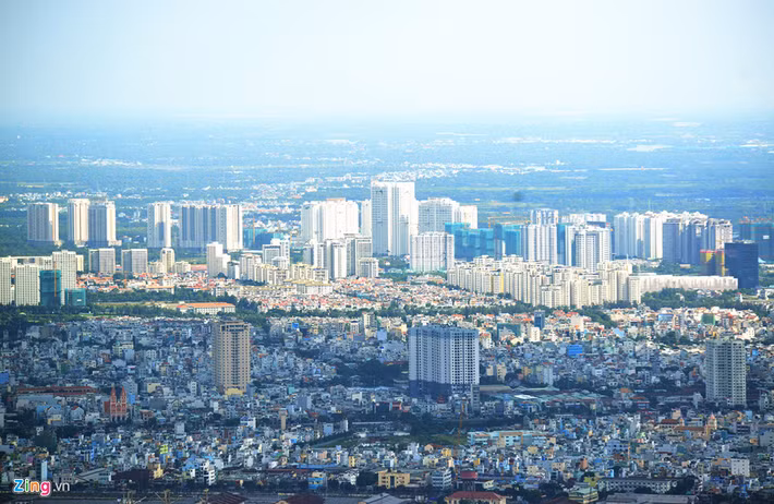 Phóng tầm mắt về hướng nam là Khu đô thị Phú Mỹ Hưng dày đặc các tòa nhà cao tầng.