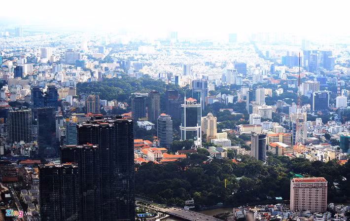 Phóng tầm mắt vào trung tâm thành phố có thể thấy rất nhiều công trình cao tầng có kiến trúc đẹp mắt, những hàng cây cổ thụ tạo mảng xanh cho thành phố từ các công viên, hai bên đường tại khu vực giáp ranh giữa quận 1 và quận 3.