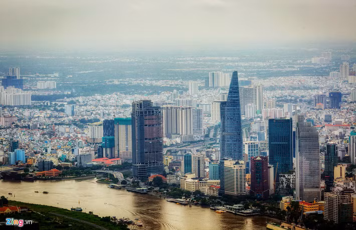 Các tòa nhà cao tầng tại quận 1, dọc bến Vân Đồn thuộc quận 4 hiện lên rõ nét bên sông Sài Gòn.