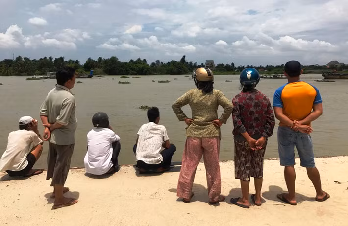 Người nhà trông chờ lực lượng tìm kiếm 2 mẹ con chị Dung trên sông Sài Gòn.