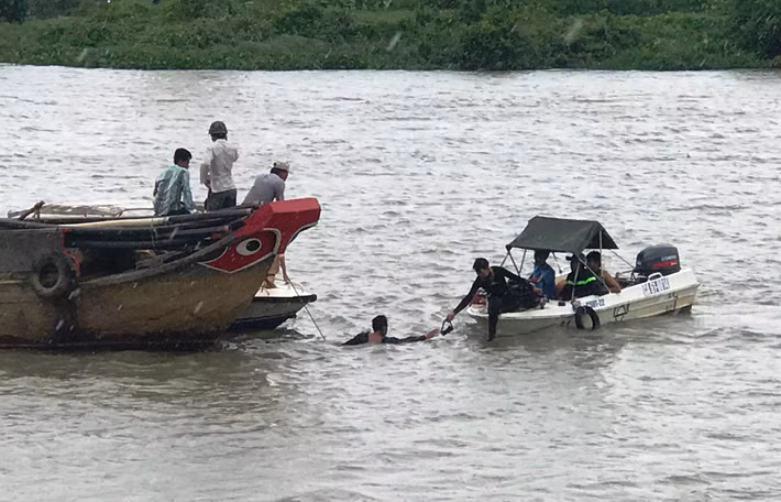 Đến đầu giờ chiều nay (30/7), nhiều lực lượng tỉnh Bình Dương vẫn đang nỗ lực tìm kiếm 2 nạn nhân mất tích sau vụ chìm tàu trên sông Sài Gòn, đoạn trước khu vực cảng An Sơn (xã An Sơn, TX Thuận An, tỉnh Bình Dương) giáp giữa xã Nhị Bình, huyện Hóc Môn (TP HCM).