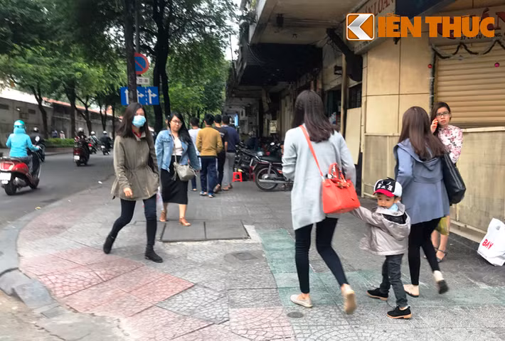 Không ít người dân TP.HCM tỏ ra vô cùng thích thú tận hưởng không khí lạnh vào dịp cuối năm, nhất là đúng vào những ngày cận Noel.