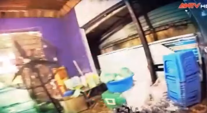 Bát đĩa vứt ngồn ngang, không có nắp đậy. Ảnh: ANTV.