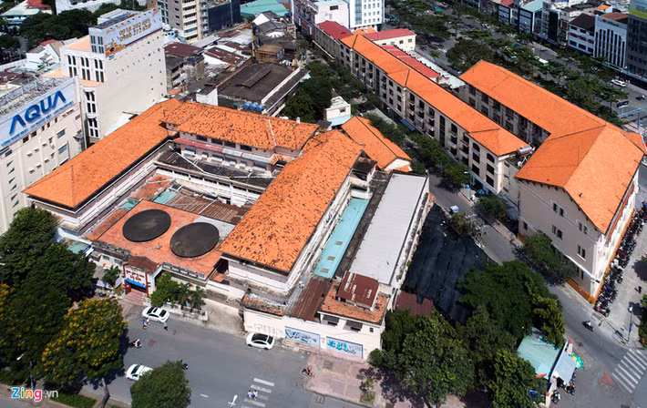Khu đất 5.443 m2 trên nền bệnh viện Sài Gòn sẽ là một trong 3 khu đất vàng tại trung tâm thành phố được Bitexco triển khai xây cao ốc cao tối đa 45 tầng, nằm cạnh ga metro Bến Thành - Suối Tiên, đối diện Spirit of Saigon cũng của Bitexco đang xây dựng.